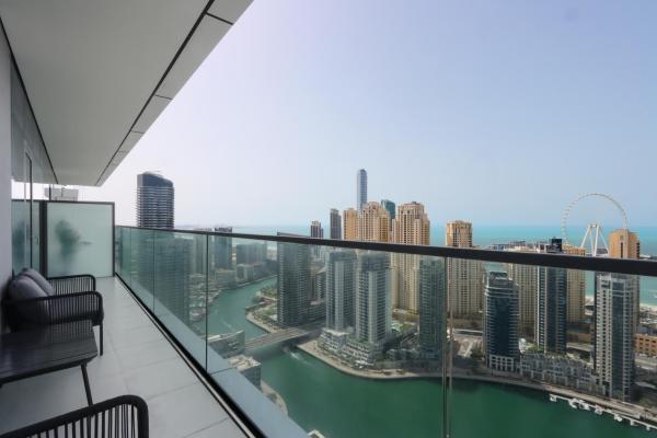 Nella foto è visibile l'oggetto Livbnb - Modern 3BR with Marina & Sunset View situato nella città di Dubai.
