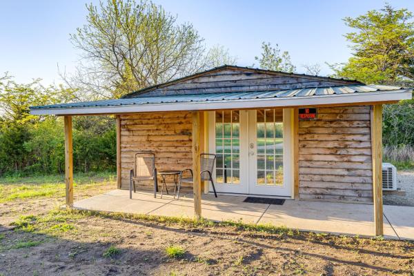 照片显示了位于Mayetta市的Peaceful Cabin Retreat Near Prairie Band Casino物件。