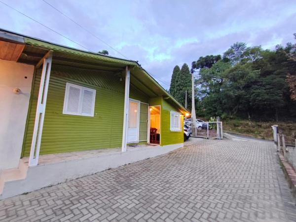 A la foto es mostra l'objecte casa verde situat a la ciutat de Canela.