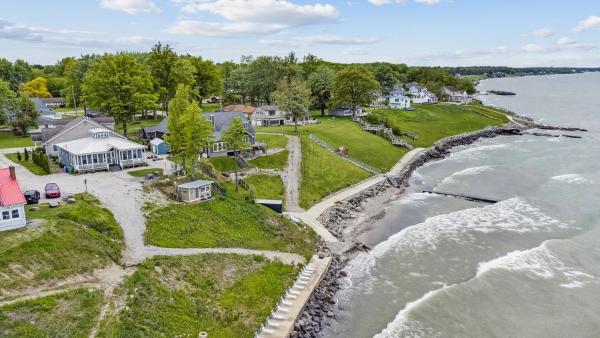 Na zdjęciu widoczny jest obiekt Lakefront Beach House - Sauna & Steam Pod Retreat położony w mieście Ashtabula.