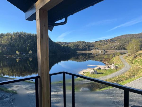 Nella foto è visibile l'oggetto Family-Friendly Mountain Holiday Home with Lakeviews, Close to Beach situato nella città di Sinnes.