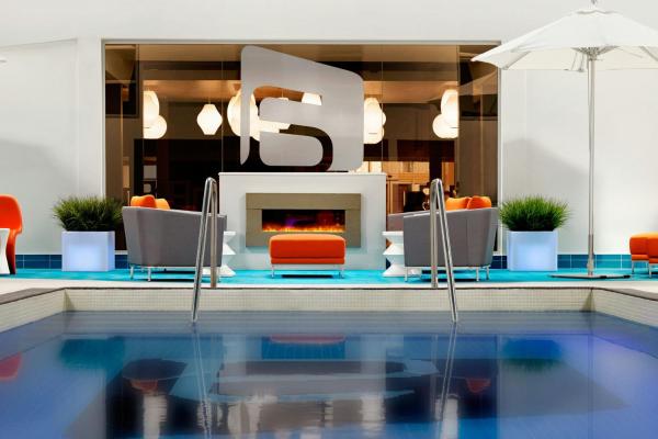 写真にはカルガリー市にあるAloft by Marriott Calgary Universityが写っています。