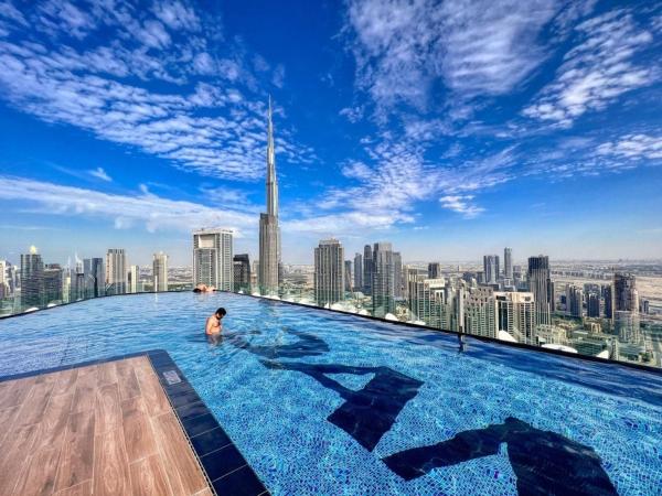 Auf dem Foto ist das Objekt Sky-High Infinity Pool with Burj Khalifa Views in der Stadt Dubai zu sehen.
