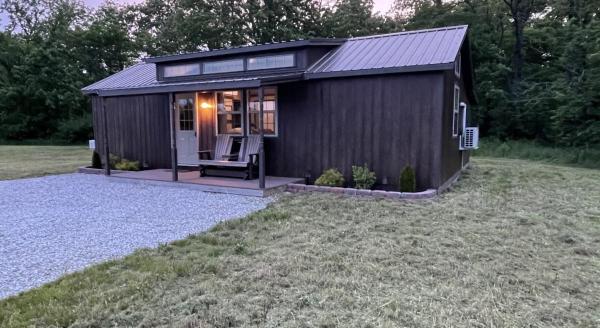 A la foto es mostra l'objecte White Pine Cottage situat a la ciutat de Greenup.