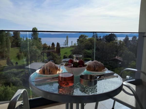 A la foto es mostra l'objecte Water's Edge Apartment Ohrid situat a la ciutat de Ohrid.