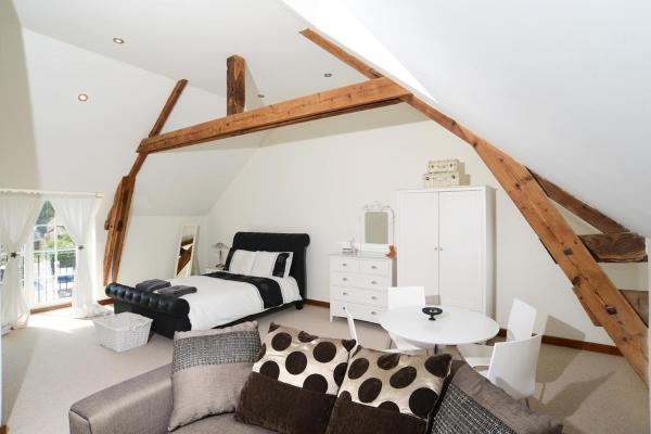 Na fotografii je vidět objekt Fantastic Holiday Home 5 ensuite bedrooms Pool No Pets nacházející se ve městě Levaré.
