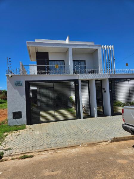 A la foto es mostra l'objecte Casa Bella com piscina 1504 sul situat a la ciutat de Santo Antônio.