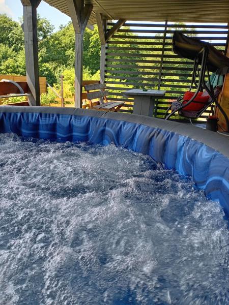 Na zdjęciu widoczny jest obiekt Roztocze, Domek Na Leśnym Wzgórzu nr2,Krasnobród,Zamość, Zwierzyniec, jacuzzi położony w mieście Potoczek.