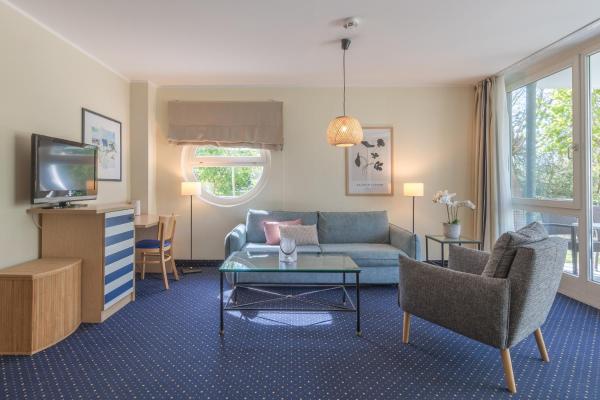 Nella foto è visibile l'oggetto Grasnelke - Ferienwohnung mit Terrasse zum Kurpark im Ostseeheilbad Zingst situato nella città di Zingst.