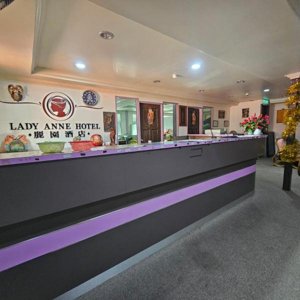 Op de foto is het object lady anne hotel te zien, gelegen in de stad Sandakan.