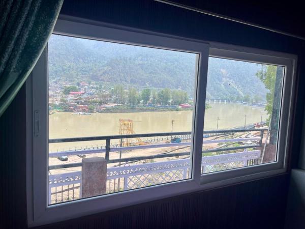 A la foto es mostra l'objecte Anushree Lake View Home Stay Uttarkashi situat a la ciutat de Uttarkāshi.