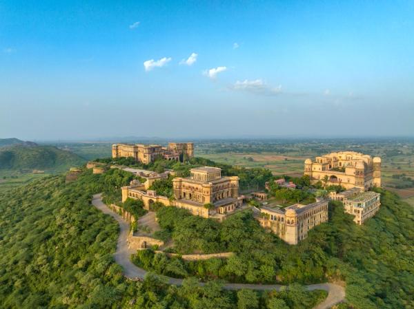 Na fotografii je vidět objekt Neemrana's - Tijara Fort Palace nacházející se ve městě Mālab.