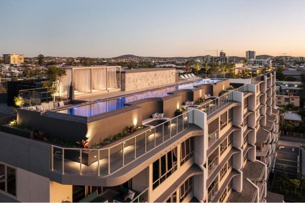 Foto 1: The Sinclair - Luxury Brisbane Apartment near The Gabba with Rooftop Pool, 3 Bedrooms & City Views