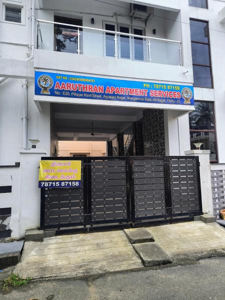 На фото показан объект Aaruthran Apartment Services, расположенный в городе Pūngudi.