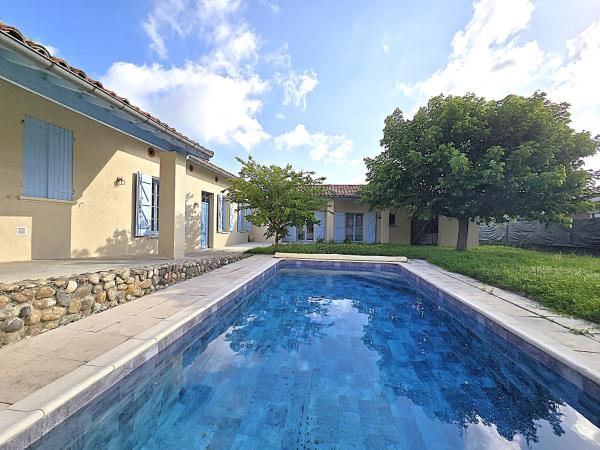 A la foto es mostra l'objecte Belle Villa au cœur du frontonnais - Cœur de village - Piscine, jardin et terrasses privés - Climatisation - 8 personnes - 5 lits situat a la ciutat de Fronton.