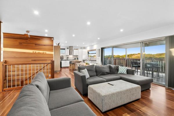 The photo shows the Honeysuckles Ultimate Beach Escape located in the city of Seaspray.