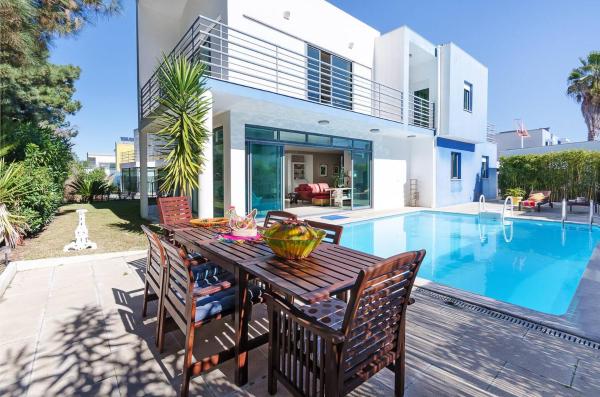 写真にはキンタ・ド・アンジョ市にあるFantastiva Villa com 5 quartos e piscinaが写っています。