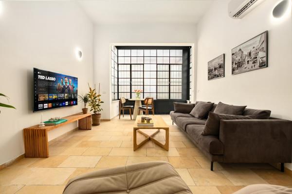 Modern-Rustic Haven in the City, Тель-Авив