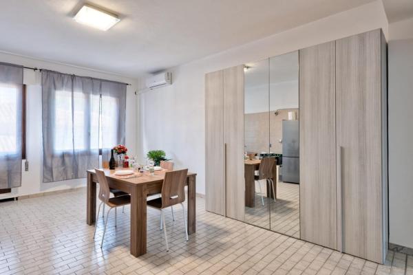 Na zdjęciu widoczny jest obiekt Venice Miramare Residence 1 położony w mieście Zelo.