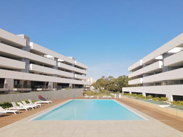 Poolside Garden View Luxury Apartment - Alvor
