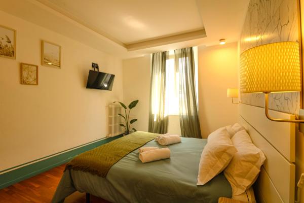Camera Matrimoniale con Bagno Privato Esterno — 18 m² - Domus Angularia