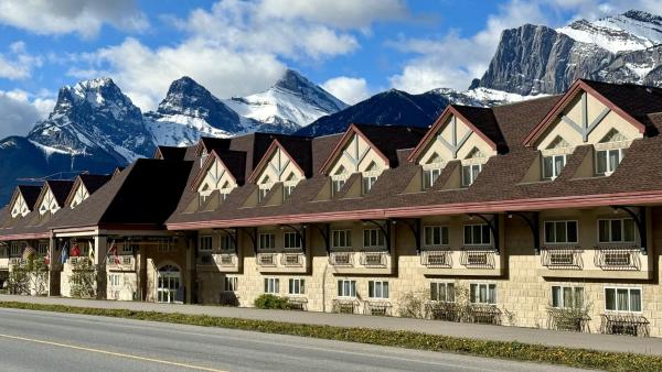 Na zdjęciu widoczny jest obiekt Canmore Inn & Suites położony w mieście Canmore.
