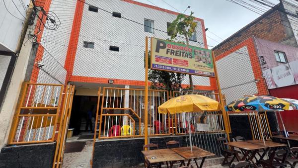 The photo shows the Pousada Freitas located in the city of Feira de Santana.