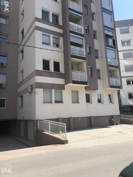 The photo shows the Stan na dan Srebrenik located in the city of Srebrenik.