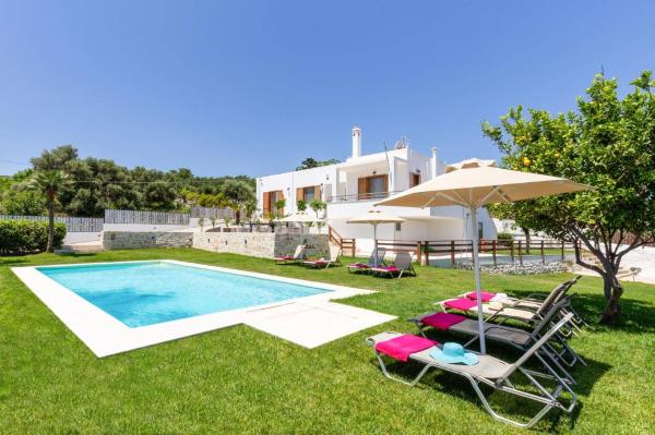 Na fotografii je vidět objekt Villa Kostas Maria by Villa Plus nacházející se ve městě Episkopí- Rethymno.
