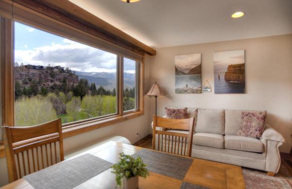 The photo shows the Tamarron Lodge Studio 229 located in the city of Durango.