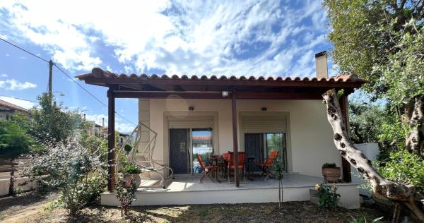A la foto es mostra l'objecte Nefeli's House situat a la ciutat de Áyios Vasílios.