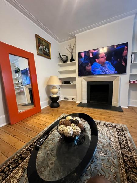 På billedet ses objektet Cosy Double Bedroom in Little Venice, Maide Vale beliggende i byen Moffat.