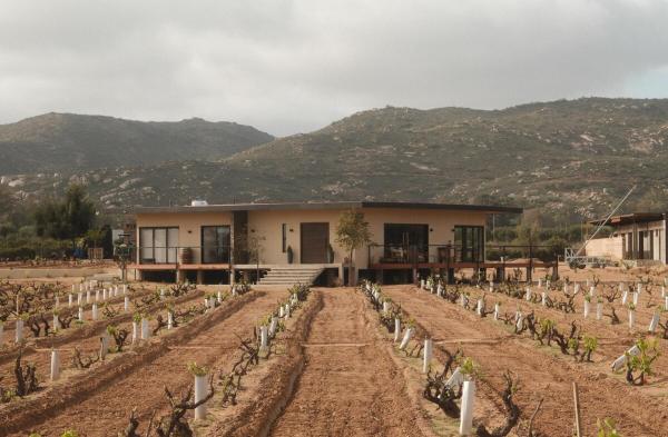 Na fotografii je vidět objekt Casa Maul Valle de Guadalupe nacházející se ve městě Rancho Grande.