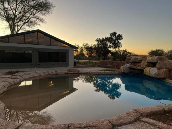 照片显示了位于Rust de Winter市的Paradise & Private Padel Court in Dinokeng Game Reserve物件。