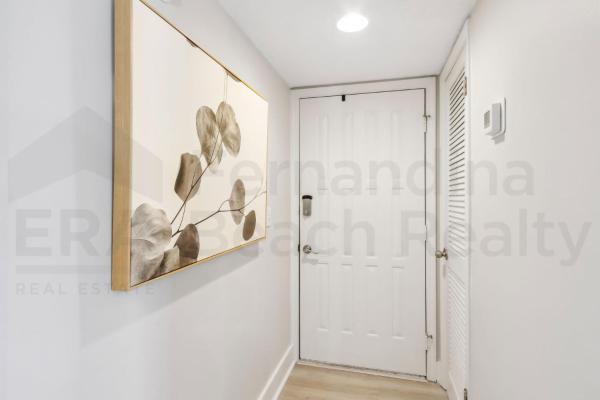Na fotografii je vidět objekt Remodeled 2 Bed/2 Bath, 3rd floor Oceanfront condo sleeps 5. Oceanfront balcony & pool. nacházející se ve městě Fernandina Beach.