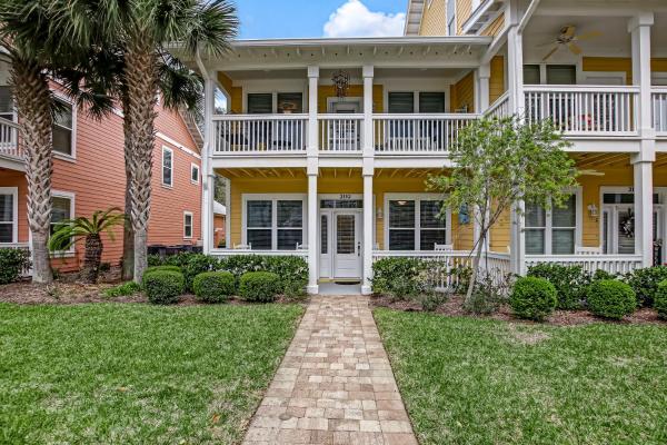 Na fotografii je vidět objekt Newly Listed - 2 Story - Corner Unit - Beach Cottage within Walking Distance to the Ocean! 2152 Cape Sound nacházející se ve městě Fernandina Beach.
