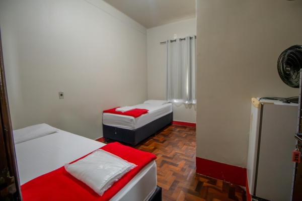 写真にはCampo Limpo市にあるHotel Pousada Zacariasが写っています。