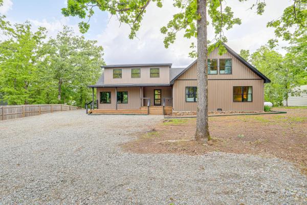 A la foto es mostra l'objecte Greers Ferry Lake Retreat Game Room and Fire Pit! situat a la ciutat de Higden.