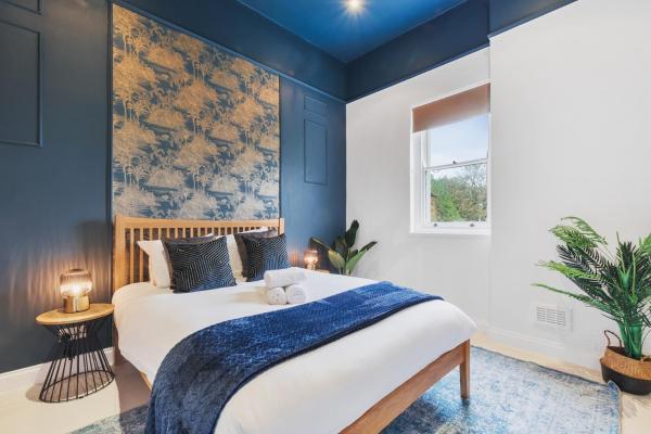 Chic 2 Bed Flat West London, London