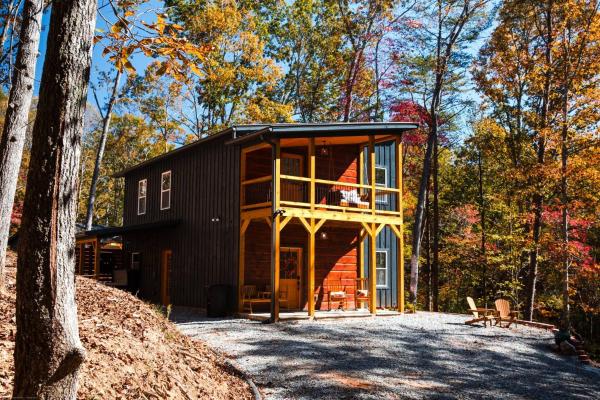 Nella foto è visibile l'oggetto Modern Luxe Cabin! River Fun, Deer, Pool & Firepit situato nella città di Webb.