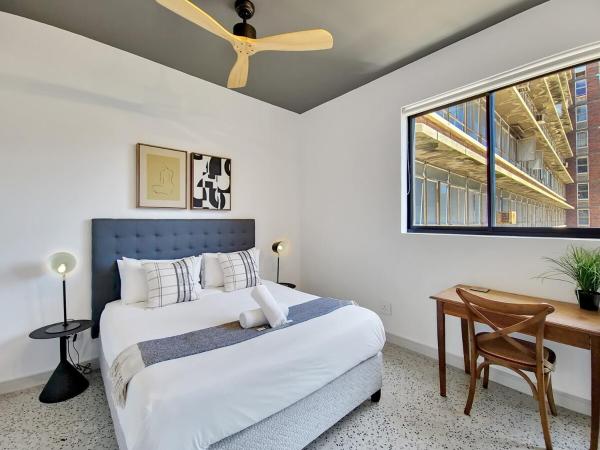 Foto 4: Rooftop Pool in Stylish Downtown Apartment
