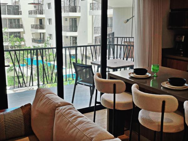 Na zdjęciu widoczny jest obiekt 1 BedRoom with King Bed and Balcony with Amenities View położony w mieście Tulum.
