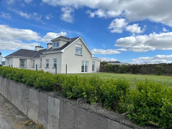 Na fotografii je vidět objekt Mullally House Liscannor (Wild Atlantic Way) nacházející se ve městě Derren.