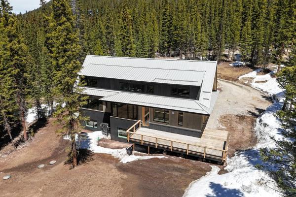 Auf dem Foto ist das Objekt Two Mile Pines Luxe 5BR Forest Retreat in der Stadt Blue River zu sehen.