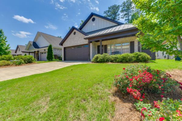 A la foto es mostra l'objecte 3 Mi to Campus Auburn Home with Deck and Fire Pit situat a la ciutat de Auburn.