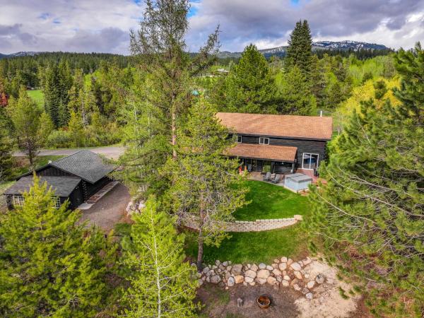 La photo montre l'objet Black Fork Lodge - Beautiful log home on 2.5 acres with trailer parking and panoramic views situé dans la ville de McCall.