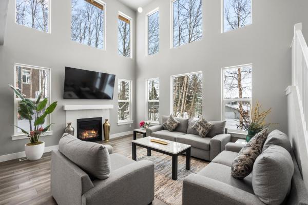 Auf dem Foto ist das Objekt SINGLE HOUSE 1- Beautiful- Peaceful-4Beds 3baths- Sleeps 12 in der Stadt Anchorage zu sehen.