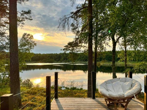 Na zdjęciu widoczny jest obiekt Lakeside Cottage With Pier And Sauna In Spillersboda położony w mieście Furusund.