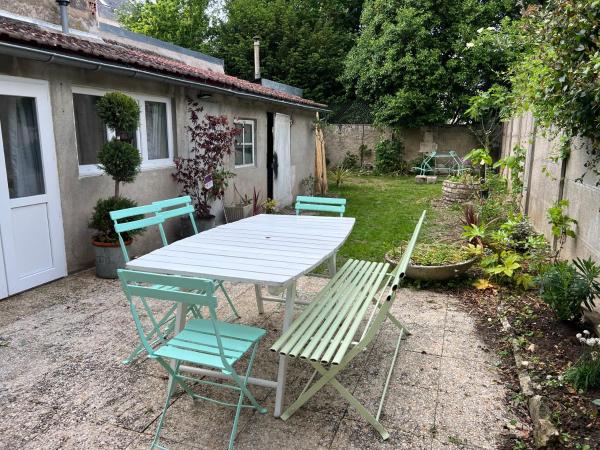 På billedet ses objektet Maison d Albertine, charme, jardin, hyper centre beliggende i byen Bourges.