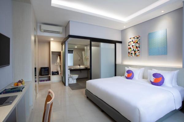 The photo shows the FOX Lite Hotel Cikarang located in the city of Ceper 2.
